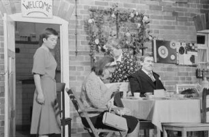 Szenenbilder aus "Tag für Tag", dramatische Trilogie von Arnold Wesker. Kammerspiele (Deutsches Theater) Berlin, 16.10.1976
