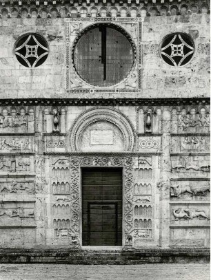 Portal und Fassade der Kirche S. Pietro, Spoleto