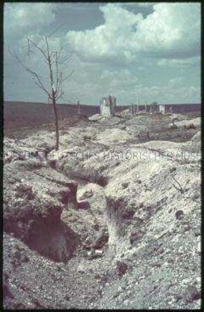 Zerstörtes Gebäude in zerfurchter Landschaft