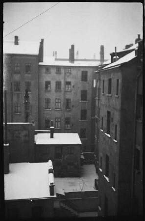 Blick aus dem Fenster in einen Hinterhof im Leipziger Seehofviertel