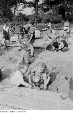 Kinder, im Sand spielend