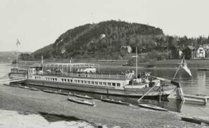 Stadt Wehlen, Schwimmende Jugendherberge, umgebauter Lastkahn, mit Blick über die Elbe zum Rauensteinmassiv