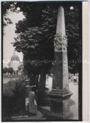 Moritzburg, Postsäule am Schloß