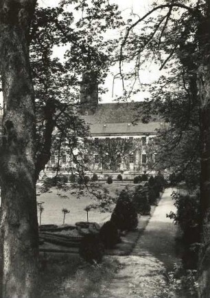 Diesbar-Seußlitz. Schloss. Blick vom Schlosspark zur Kirche