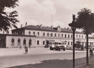 Löbau, Bahnhof. Empfangsgebäude (1846), Stadtseite. Bahnhofsvorplatz mit Postomnibus