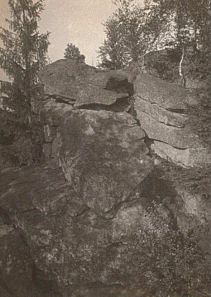 Lausitzer Bergland. Döhlener Berg (514 m). Felsgruppe aus den Gipfelklippen