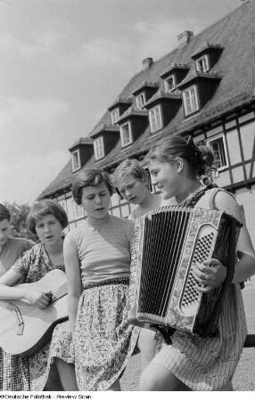 Kinder beim Musizieren vor der Jugendherberge