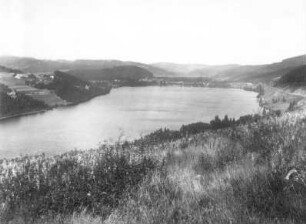 Schwarzwald. Titisee mit Siedlung Titisee. Blick von der Feldbergstraße nach Nordost