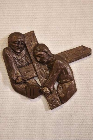Kreuzweg mit fünfzehn Stationen — Christus nimmt das Kreuz auf seine Schultern