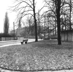 Dresden-Lockwitz- Grünanlage Am Plan. Blick nach Osten gegen Schloss und Kirche