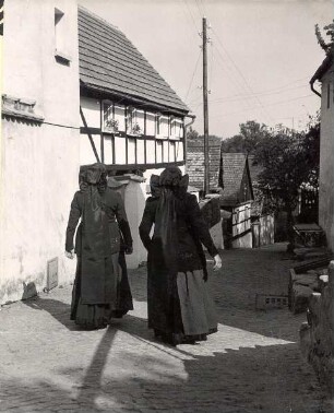 Heimweg vom Gottesdienst in Panschwitz-Kuckau : Kleidung - katholische Tracht. Ort: Pančicy-Kukow / Panschwitz-Kuckau. "Na Kimbarku" (Gasse auf dem Kunigundenberg in Panschwitz-Kuckau), auf dem Heimweg vom Gottesdienst