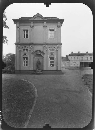 Gera-Untermhaus, Orangerieplatz 1. Orangerie (Kunstsammlung Gera, 1729-1732, 1748-1749; G. H. Krohne). Seitenfront
