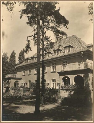 Landhaus Cohn, Doppel-Villa, Hubertusbader Straße, Berlin-Grunewald: Aussenaufnahme Gartenseite des Gebäudes