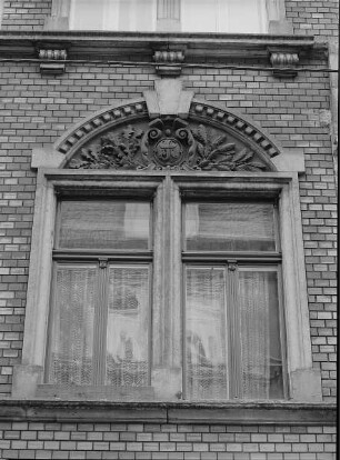 Dresden-Neustadt, Louisenstraße 12. Wohnhaus (um 1890). Fenster (1. Obergeschoß)