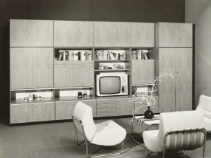 Anbauwand "Carat" : Wohnzimmermöbel (1976; VEB Möbelkombinat Berlin (MKB)). Ansicht mit Anbauwand, Couchtisch und Sitzgruppe