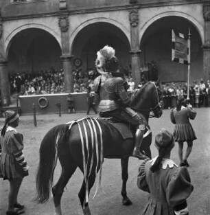 Turnierspiele 1936 : Dresden, Stallhof, Turnierspiele. Aufritt zum Turnier, Ritter im Harnisch