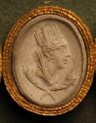 Profilkopf der Cybele, darunter zwei verschränkte Füllhörner (Daktyliothek, Erstes Mythologisches Tausend)
