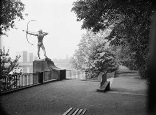 Dresden. Staudengarten, Bogenschütze : Dresden-Neustadt, Neustädter Elbufer. Staudengarten, Wegeanlage mit Skulptur "Bogenschütze" (1902; E. M. Geyger)