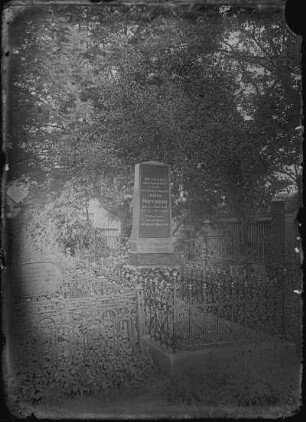 Grabmal Julius Herrmann : Grabmal des Lehrers und Organisten Julius Herrmann (1838-1898), Vater des Fotografen Otto Herrmann auf dem Friedhof in Guttentag (Dobrodzien/Polen)