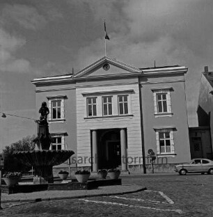 Historisches Rathaus: Hagenstraße / Marktplatz: links Gänseliesel-Brunnen mit Blumenschmuck: rechts Pkw und Hausecke