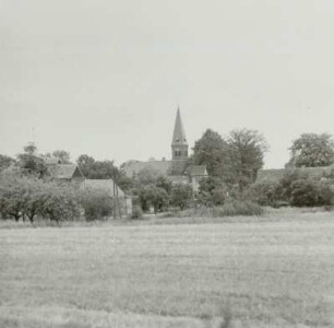 Groß Luja mit Dorfkirche : Spremberg-Groß Luja. Ortsansicht mit Dorfkirche von Nordwesten