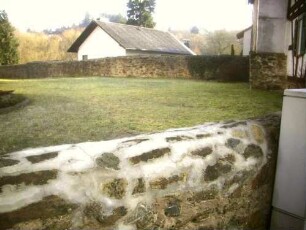 Kraftsolms-Kirchhof im Süden mit Kirchhofmauer im Verlauf-nach Auflassung des Kirchhofes im 18 Jh Wehrgang der Kirchhofmauer mit Steinbrüstung abgetragen