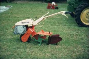 Fotografie: Pflegegerät, Streifenfräse, Motorfräse
