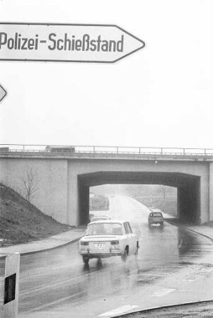 Ungünstige Anbringung eines Hinweisschildes bei der Einmündung der Wolfartsweierer Straße in die Wachhausstraße im Killisfeld