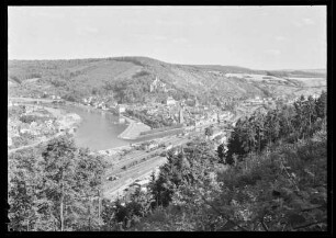 Blick auf Bahnhofsgelände, Mainspitze, Innenstadt und Burg