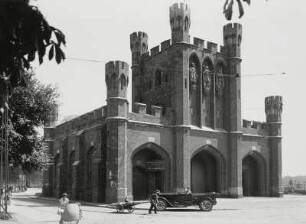 Königsberg, Königstor : Königsberg (Kaliningrad/Russland). Königstor. Feldseite, davor Taxi mit aufgeklapptem Verdeck