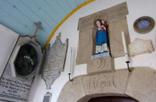 Frankreich. Bretagne. Cotes d Armor. Perros Hamon. Kapelle 1728. Tafeln der auf See verschollenen Seeleute in der suedlichen Vorhalle