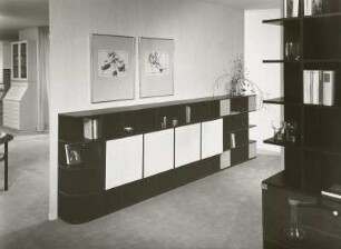 Anbaustrecke : Leipzig. Leipziger Herbstmesse, 1983. Studio-Design. Anbaustrecke. Holz, folienbeschichtet (1983; VEB Möbelkombinat Dresden-Hellerau)