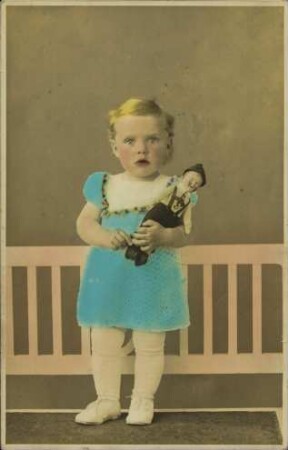 [Junges Mädchen mit einer Puppe]