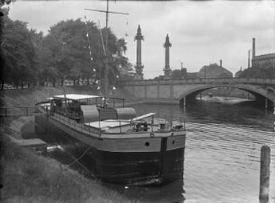 Ausflugsschiff auf dem Landwehrkanal an der Charlottenburger Brücke