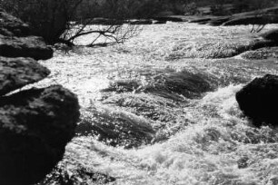 Wasserfall des Lunsemfwa : Kleiner Wassrfall des Lunsemfwa. Im Fluss einige Felsblöcke.