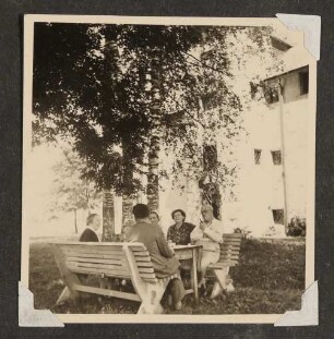 Gerty von Hofmannsthal mit Freunden im Garten