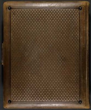 Germania sei's Panier. Ehre - Freiheit - Vaterland. Erinnerungsalbum für den Baumeister C.W. Strauss von seinen Kameraden der Hannoverschen Burschenschaft Alt-Germania : Germania sei's Panier. Ehre - Freiheit - Vaterland. Erinnerungsalbum für den Baumeister C.W. Strauss von seinen Kameraden der Hannoverschen Burschenschaft Alt-Germania. Ledereinband, farbig bedruckt mit Goldprägung, Goldschnitt und Metallschließe; 33 x 26 x 6 cm (1896). Dresden: SLUB/DF 2017.D.59