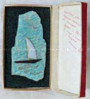Tischzier zum 21. Jahrestag der DDR, in Etui (mit russischer Beschriftung)
