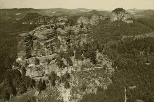 Elbsandsteingebirge. Blick vom Vorderen Pechofen-Horn auf den Winterstein (Hinteres Raubschloß) und den Großen Teich-Stein (rechts dahinter)