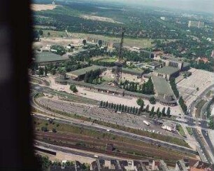 Luftaufnahme, Blick von Osten auf das Messegelände mit Funkturm und Stadtring. Berlin-Charlottenburg, Messedamm, Halenseestraße