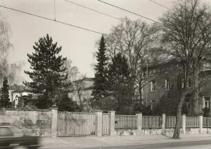 Dresden-Neustadt, Bautzner Straße 137. Grundstück gegen Villa, Nr. 139 (um 1870). Straßenansicht mit Einfriedung