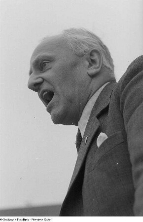 Erich Zeigner, eine Rede auf der "Opfer des Faschismus - Friedenskundgebung" haltend