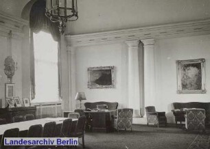 Gebäude Marstall - Nordostseite des Wohnungshofs und Innenaufnahmen