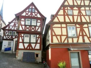 Stadtbild-Kirchenstraße - Gebäudebestand im Norden nach Süden - Giebelständige Häuser mit Fachwerkobergeschossen auf Steinernem Stock in Übersicht mit Stadtkirche