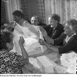 Ein Veteranenklub der Volkssolidarität hilft im Klub beim Verpacken