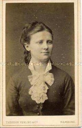 Porträtfoto - Frau mit weißem Schleifen-Kragen