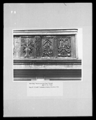 Reliefs mit Ornamenten