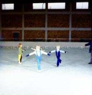 Ausbildung von Kindern im Eiskunstlauf in der Dynamo-Sporthalle in Berlin-Weißensee