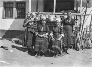 Gruppenportrait : Gruppenportrait mehrerer Frauen und eines Kleinkindes.