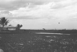 Neusiedlung : Landschaft mit Feld und einer Siedlung